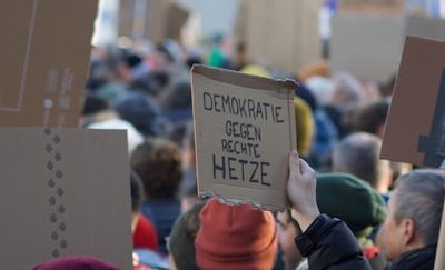 Tollerare gli intolleranti? Questione malposta nella policrisi delle democrazie