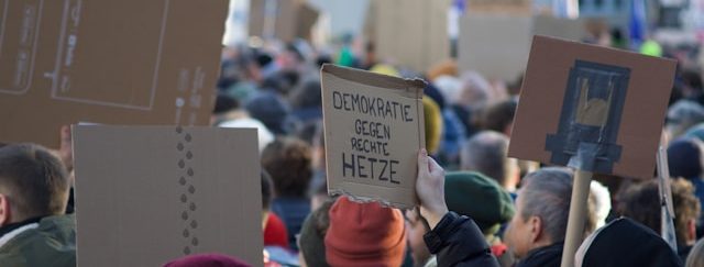 Tollerare gli intolleranti? Questione malposta nella policrisi delle democrazie