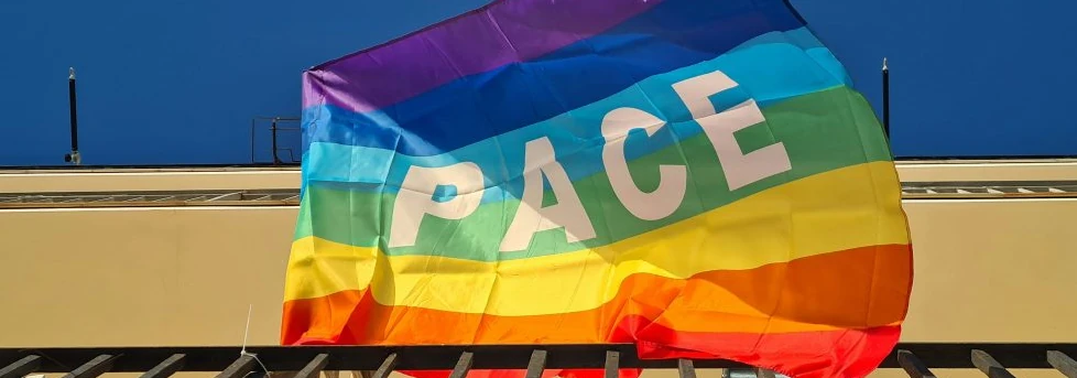 Bandiera della pace su un balcone
